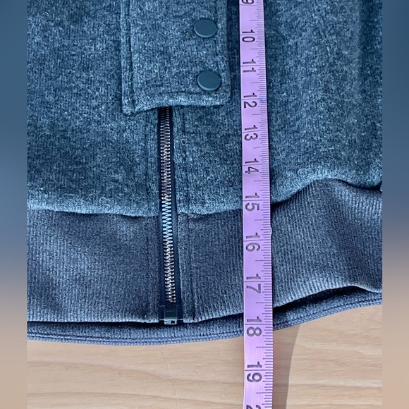 Gray Button-Up Cropped Jacket, NEW CONDITION SIZE SMALL, WARM - Picture 6 of 12